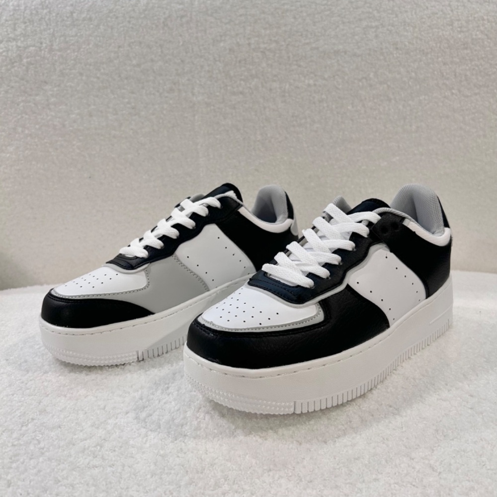 New Berness Women’s Size 6 White Black Sneaker Child Size 4/4.5 Platform